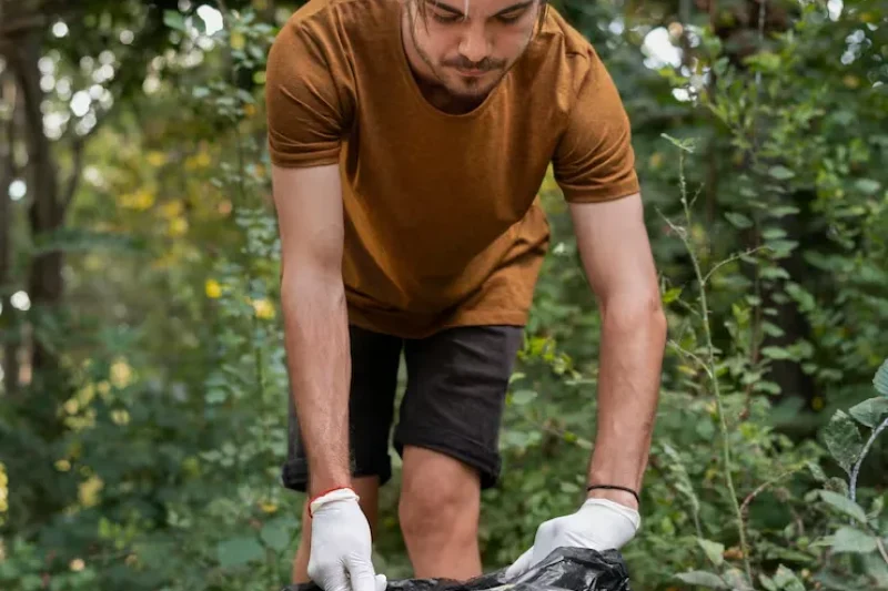 imgi_14_people-cleaning-garbage-from-nature_23-2149121328 imgi_14_people-cleaning-garbage-from-nature_23-2149121328